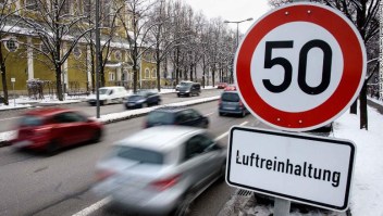 Una señal de límite de velocidad en Munich, Alemania. El adolescente fue sorprendido manejando a 95 km/h en una zona de 50 km/h en menos de una hora después de pasar su examen. (Crédito: Matthias Balk/picture alliance via Getty Images)