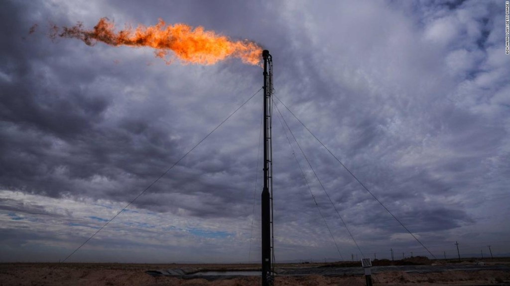 Trabajadores que extraen petróleo de la Cuenca Permiana, el semillero de lutitas del oeste de Texas que se ha transformado en uno de los campos petroleros más importantes del mundo. (Crédito: Benjamin Lowy/Getty Images)
