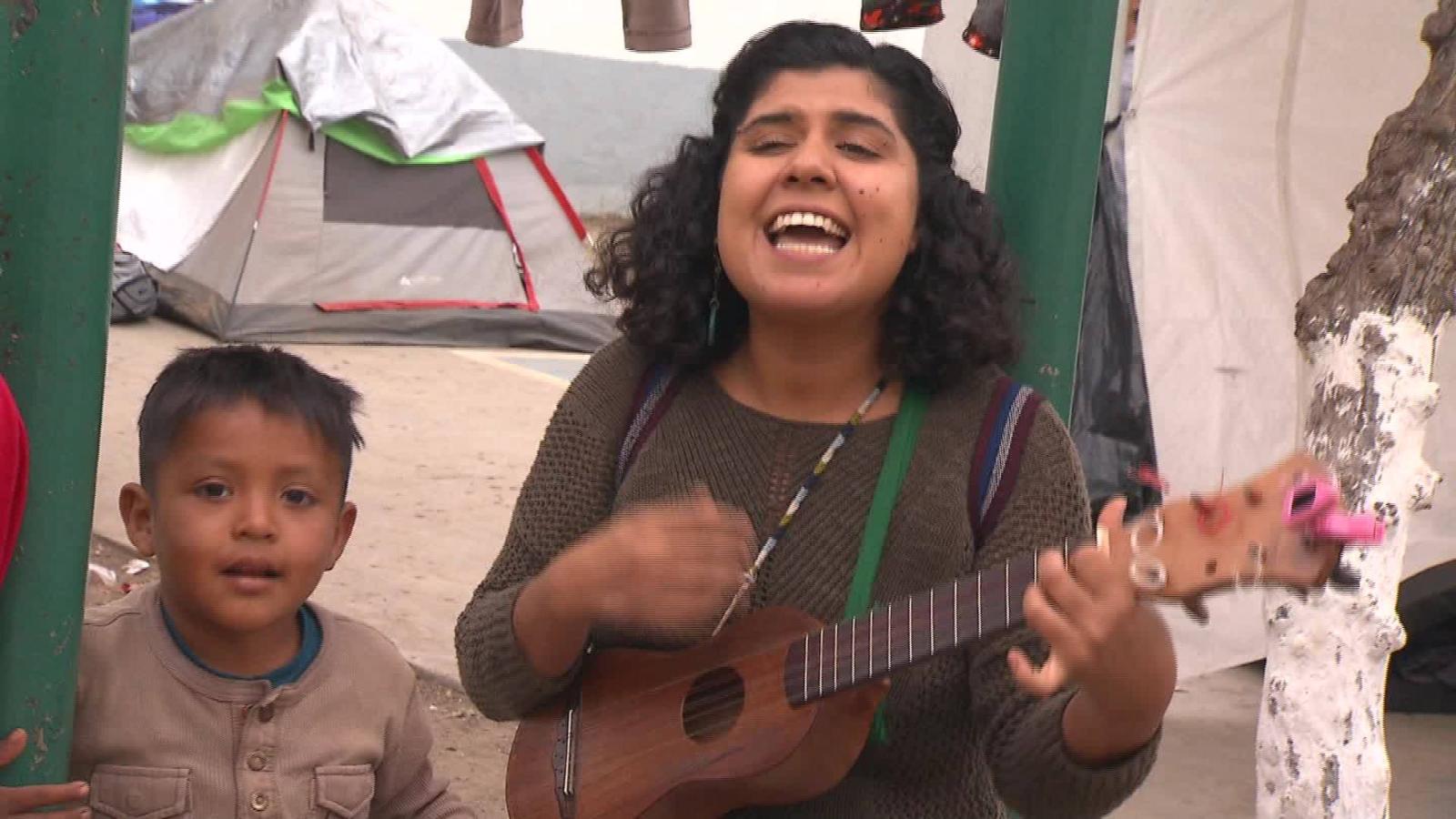 Voluntarios viajan a Tijuana para llevar m sica a la caravana