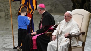 La picardía de un niño autista despierta la sonrisa del papa Francisco