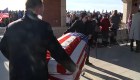 Cientos de extraños asisten al funeral de un veterano sin familia