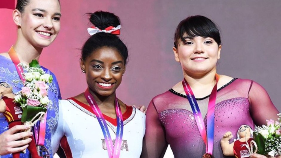 Alexa Moreno, a la derecha, con su medalla. (Crédito: Twitter/DohaGym2018)