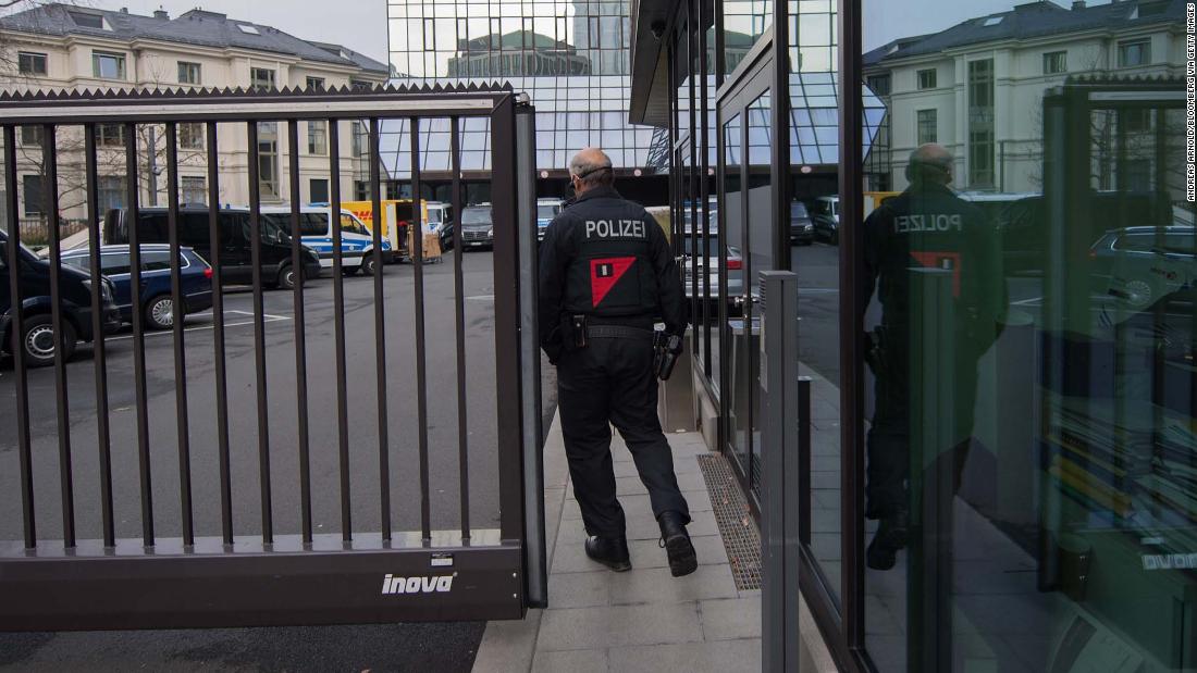 Policía efectúa redada en la sede del Deutsche Bank en ...