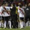 Gallardo, entrenador del River Plate, trata de calmar a sus jugadores durante el encuentro contra el Gremio. (Crédito: JUAN MABROMATA/AFP/Getty Images)