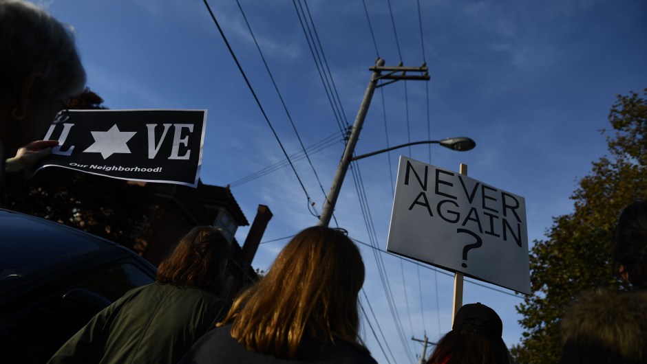 Manifestación en rechazo tras el tiroteo en una sinagoga de Pittsburgh la pasada semana. (Crédito: BRENDAN SMIALOWSKI/AFP/Getty Images)