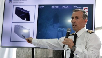 Enrique Balbis, portavoz de la Armada Argentina, durante la rueda de prensa en la que dieron detalles sobre la localización del submarino ARA San Juan, desaparecido el 15 de noviembre de 2017. (Crédito: ALEJANDRO PAGNI/AFP/Getty Images)