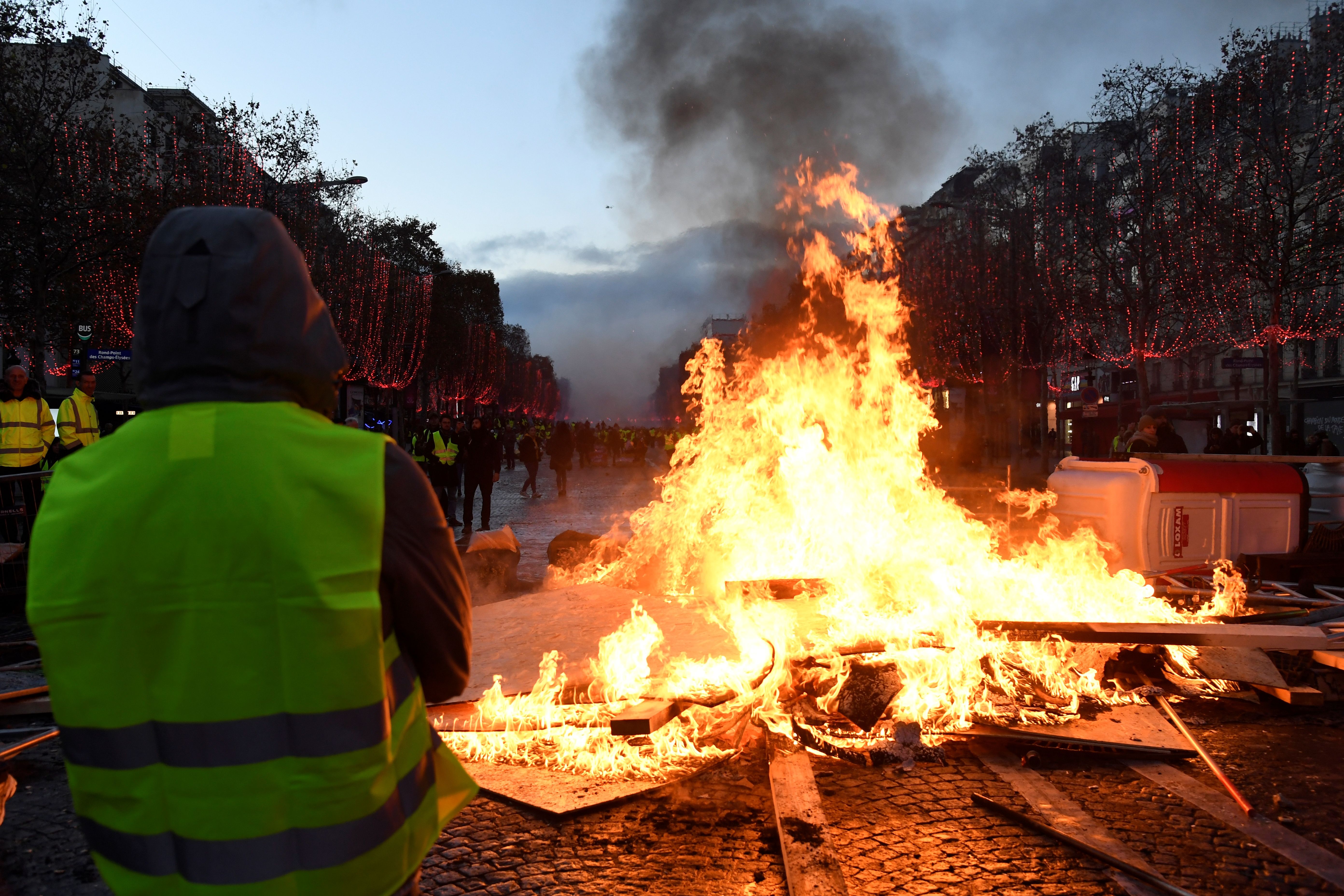 Protestas en París, Francia policía lanza gas lacrimógeno y de agua CNN