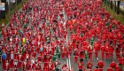 Miles de Santa Claus corren en Madrid por una buena causa