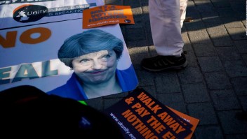 Theresa May busca ayuda para salvar acuerdo de brexit