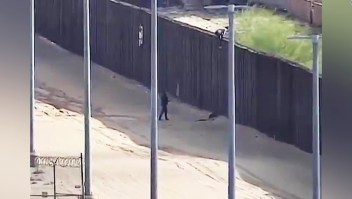 Dos jóvenes se lastiman al caer cuando trataban de cruzar el muro fronterizo