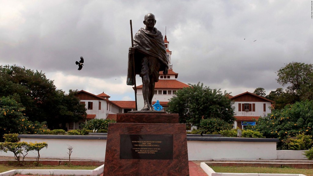 Estatua de Gandhi es removida de Universidad de Ghana