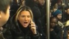 Mujer grita insultos racistas contra pasajera de origen asiático