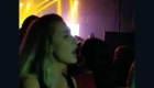 Video de una hija con su padre sordo en concierto se vuelve viral