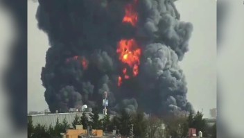 Enorme columna de humo por incendio en Toluca, México