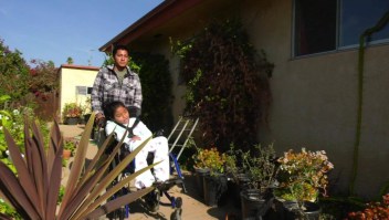 Padre migrante busca asilo en EE.UU. para él y su hija con parálisis cerebral