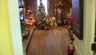 Una casa está decorada con 175 árboles navideños