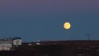 Mira cómo la Luna se cierne sobre Islandia en el día más corto del año