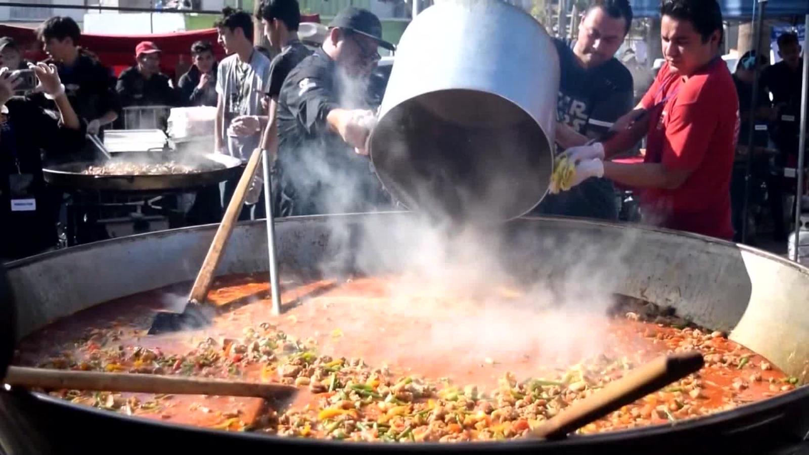 Chefs mexicanos preparan una gran paella para migrantes en