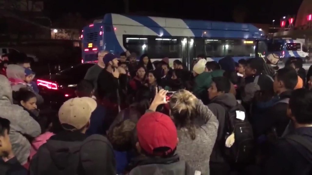 ICE deja a más de 150 inmigrantes en terminal de autobuses
