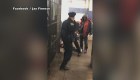 Un policía se enfrenta a 5 hombres en  estación de tren de Nueva York