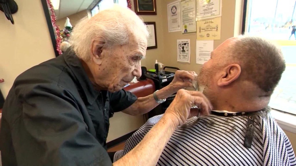 El barbero más longevo del mundo entra a los Guinness World Records