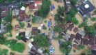 Lluvias complican evacuación tras tsunami en Indonesia