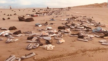 La marea devolvió a una playa de Holanda televisores, zapatos y juguetes