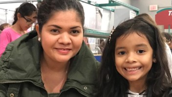 Esta madre y su hija migrante esperan decisión en caso de asilo