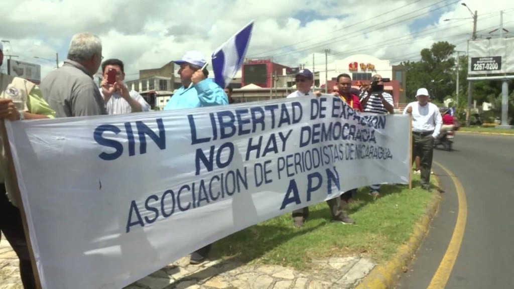 Periodistas huyen de Nicaragua y los diarios se quedan sin papel y tinta