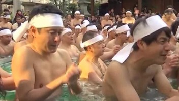 Japoneses buscan tener salud con un "baño helado"
