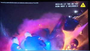 Policía de Texas rescata a mujer de las llamas de un auto