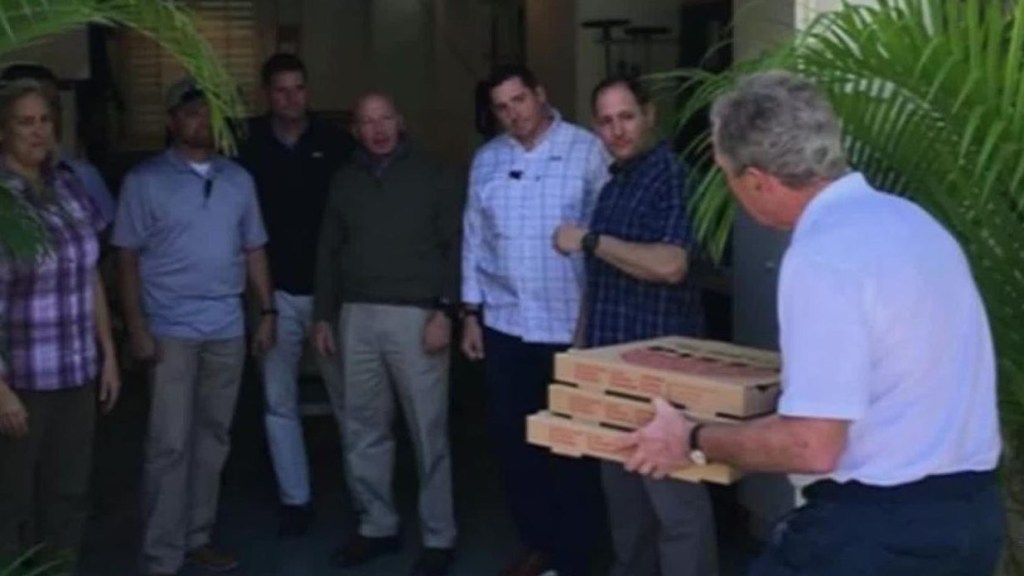 Bush y su esposa Laura llevaron pizza a los agentes del Servicio Secreto que los protegen