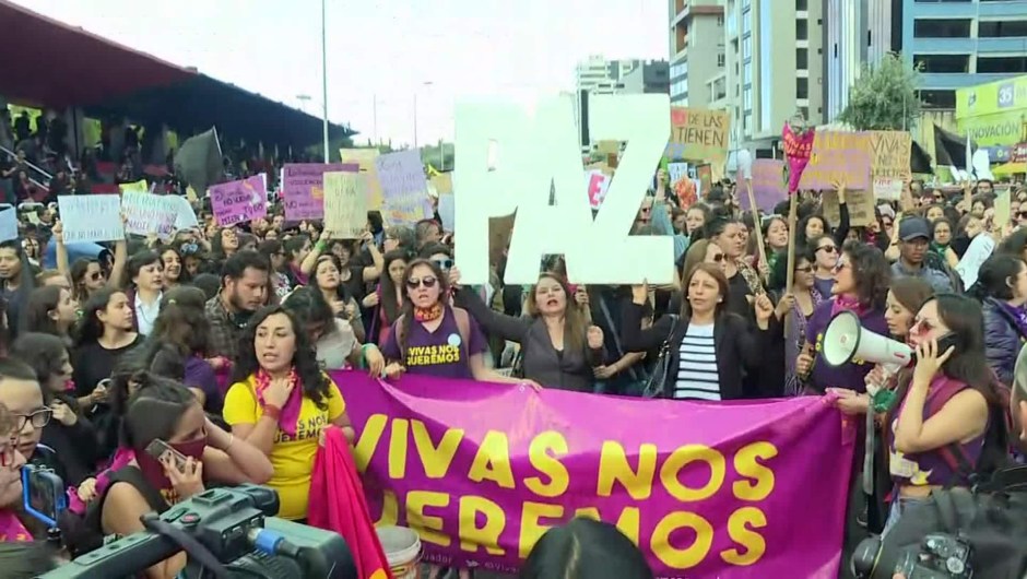 Imagen ilustrativa de movilización en Ecuador por los feminicidios.