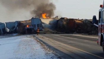 Tren descarrilado en Canadá bloquea autopista