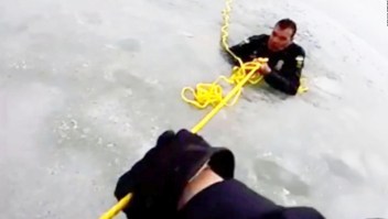 Policías en medio de un rescate caen en aguas gélidas