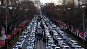 Taxistas en Madrid protestan contra Uber y Cabify