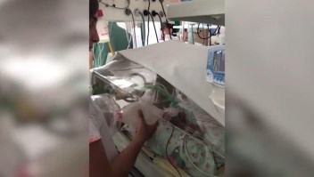Atienden bebés en un hospital de Argentina a oscuras por cortes de luz