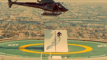 Dubai: Ciclista salta desde un helicóptero a un rascacielos