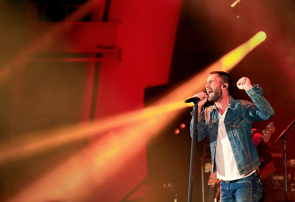 El cantante Adam Levine de Maroon 5 se presenta en el Hollywood Bowl el 24 de octubre de 2015 en Hollywood, California. Crédito: Christopher Polk / Getty Images para CBS Radio Inc.