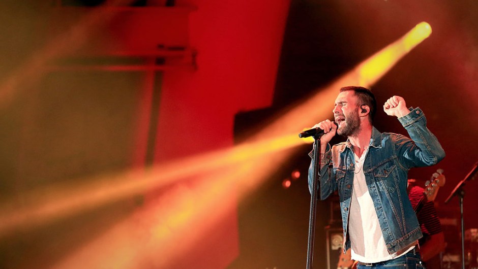 El cantante Adam Levine de Maroon 5 se presenta en el Hollywood Bowl el 24 de octubre de 2015 en Hollywood, California. Crédito: Christopher Polk / Getty Images para CBS Radio Inc.