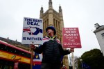 El activista anti-Brexit Steve Bray exhibe pancartas cerca del Parlamento en el centro de Londres el 16 de enero de 2019. Crédito: TOLGA AKMEN / AFP / Getty Images