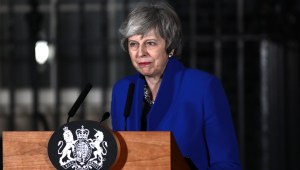 La primera ministra Theresa May se dirige a los medios de comunicación en el número 10 de Downing Street después de que su gobierno superara una moción de censura en la Cámara de los Comunes el 16 de enero de 2019 en Londres. Crédito: Jack Taylor / Getty Images.