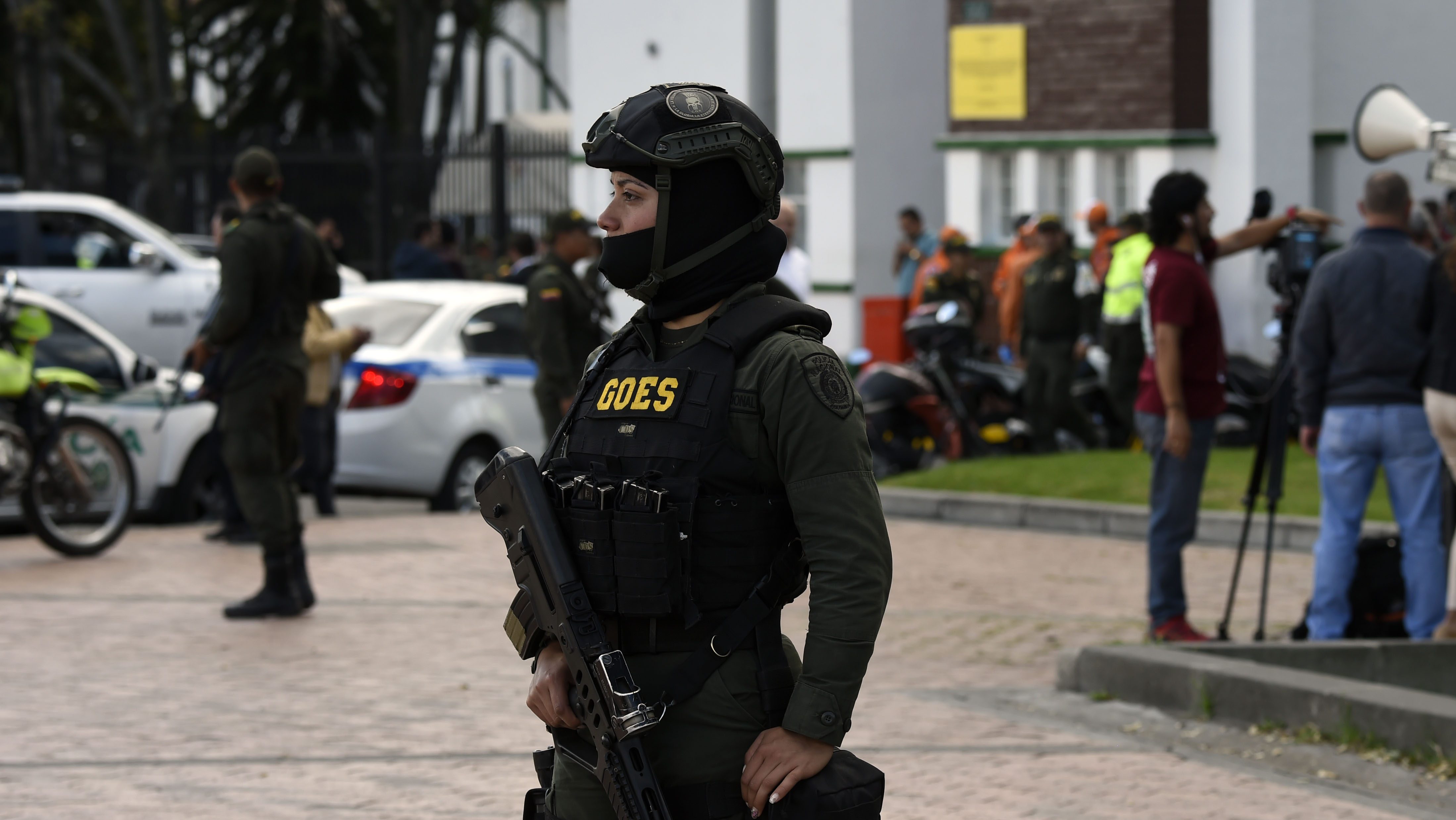 Las fuerzas de seguridad montan guardia frente a la escuela de entrenamiento de cadetes de la policía en Bogotá, donde un aparente ataque con coche bomba dejó varios muertos y heridos el 17 de enero de 2019. Crédito: JUAN BARRETO / AFP / Getty Images