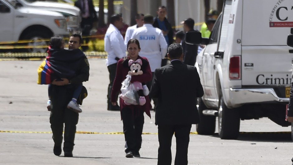 Las personas afectadas por la explosión en la escuela de entrenamiento de cadetes de la policía en Bogotá, evacuan el área donde un aparente ataque coche bomba dejó varios muertos y heridos el 17 de enero de 2019. Crédito: JUAN BARRETO / AFP / Getty Images)
