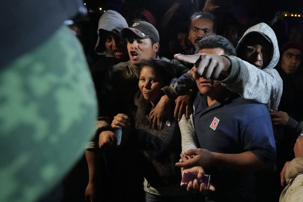 Residentes de Tlahuelilpan discuten con los militares para que les dejen ir a buscar a sus familiares desaparecidos después de una explosión en un oleoducto de la petrolera mexicana PEMEX el 18 de enero de 2019. Crédito: Hector Vivas / Getty Images