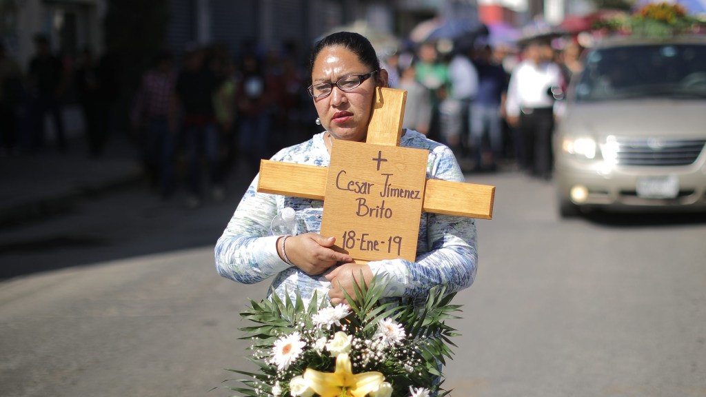 Familiares y amigos participan en el cortejo por las calles de Tlahuelilpan hacia el cementerio después de los servicios funerarios por las víctimas de la explosión. Crédito: Hector Vivas / Getty Images