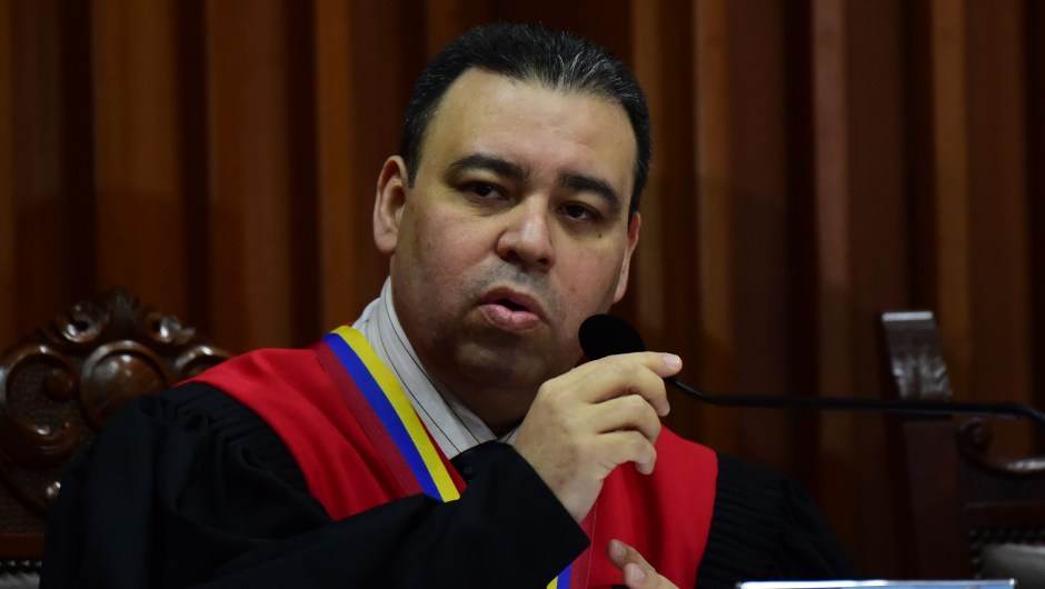 El juez Juan José Mendoza en una conferencia de prensa en el Tribunal Supremo de Justicia de Caracas el 21 de julio de 2017. Crédito: RONALDO SCHEMIDT / AFP / Getty Images