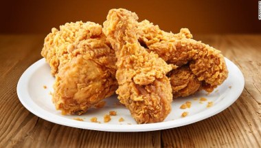Una porción de pollo frito diaria se relaciona con un 13% más de riesgo de  muerte, según estudio | CNN