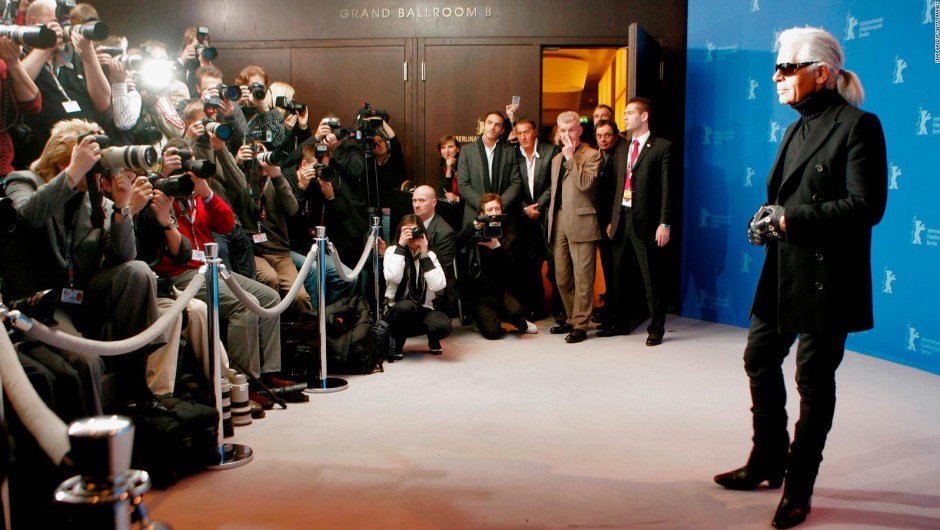 Lagerfeld en una sesión de fotos en Berlín para promocionar la película "Lagerfeld Confidential" en 2007. Crédito: Sean Gallup/Getty Images