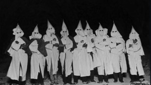 Diario pide que vuelva el Ku Klux Klan